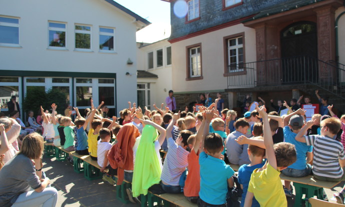 Schülervollversammlung Handzeichen